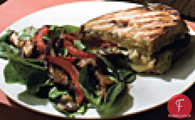 Berinjela, pimenta vermelha e Fontina Panini com salada de espinafre