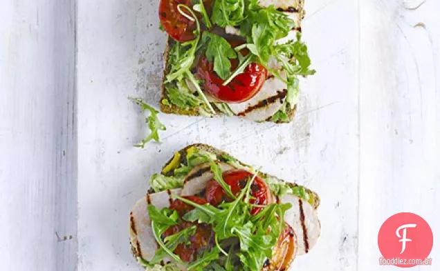 Rashers esfumaçados e tomates em torradas