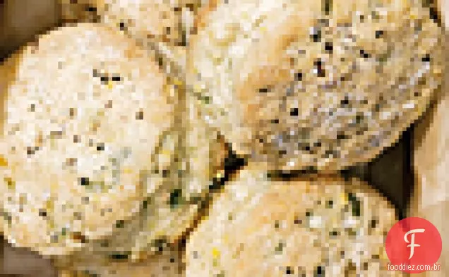 Biscoitos de leitelho com cebolinha, pimenta preta e sal marinho