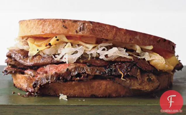 Reubens de bife e cogumelo