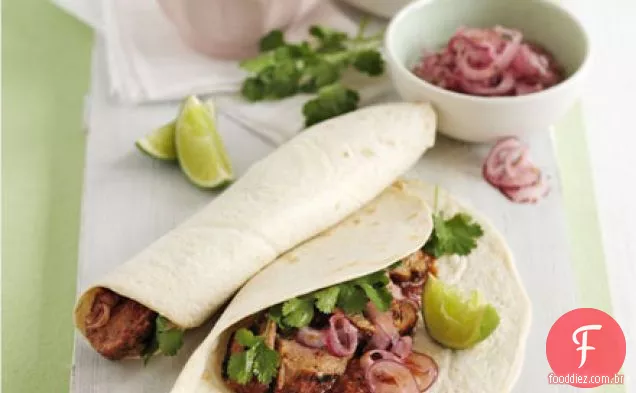 Lombo de porco com molho de chipotle e cebola vermelha em conserva