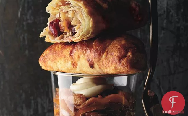 Golden Delicious Apple e Cheddar Turnovers com Cranberries secas