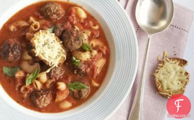 Sopa de massa e almôndega com croutons de queijo