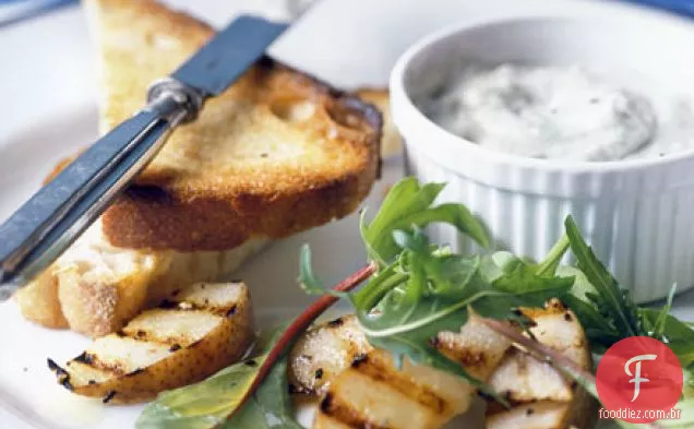 Torradas Roquefort com peras salpicadas