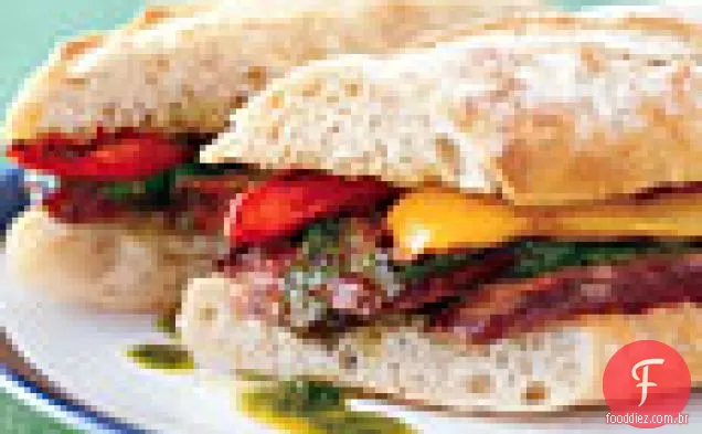 Sanduíches de bife grelhado com Chimichurri e pimentão