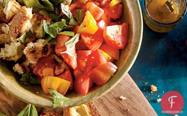Pimentão, tomate, pepino e salada de pão grelhado