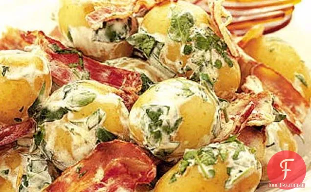 Salada Nova de batata, agrião e bacon com molho de creme azedo