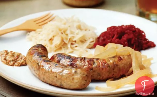 Salsichas cozidas com cerveja grelhada