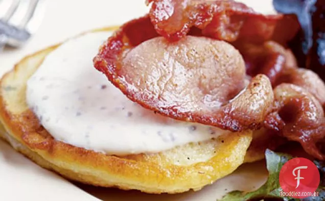 Bolos quentes de ricota com bacon crocante e folhas misturadas