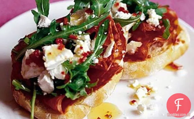 Salsicha picante torradas de queijo de cabra