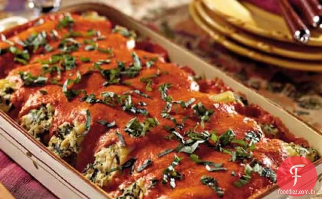 Canelone de frango com molho de pimentão vermelho assado