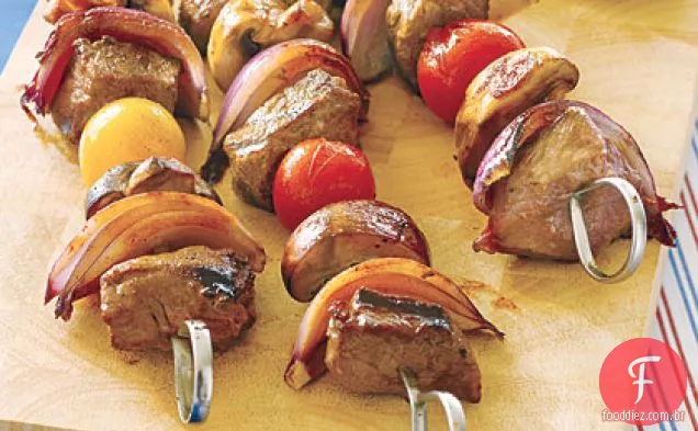 Kebabs de carne com esmalte laranja