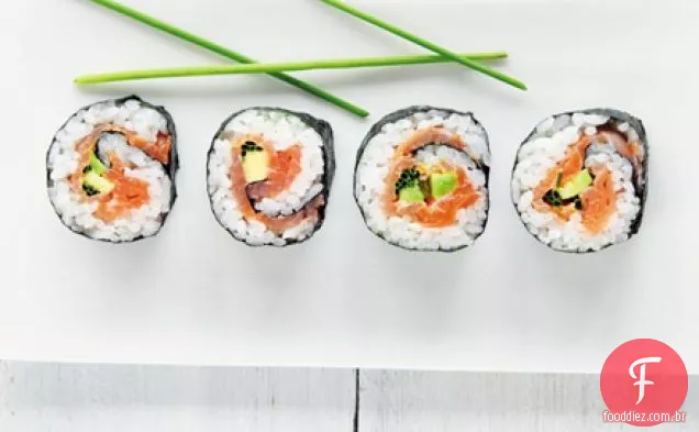 Salmão defumado e sushi de abacate