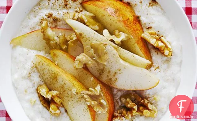 Mingau de iogurte cremoso com cobertura de pêra, noz e canela