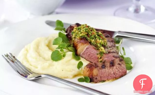 Bife de alcatra grelhado com agrião, avelã e pesto de pimenta vermelha