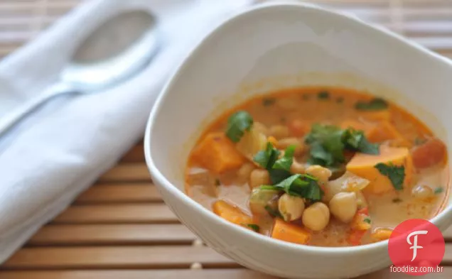 Sopa De Inhame E Grão De Bico Com Curry De Coco