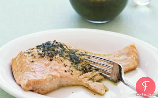 Salmão com óleo de manjericão