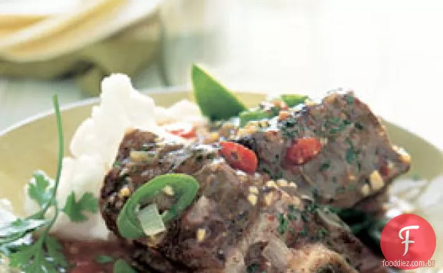Costelas curtas de carne em Chipotle e molho de Pimenta Verde