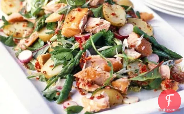 Salada de salmão defumado a quente com molho de Limão Com Pimenta