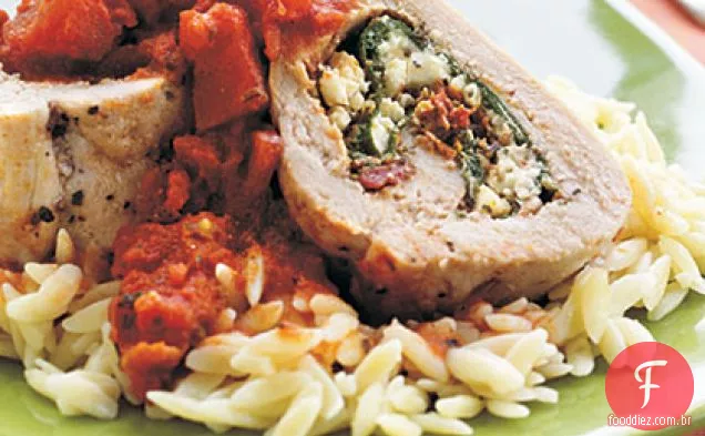 Espinafre, Pesto e lombo de porco recheado com queijo Feta com molho de tomate robusto
