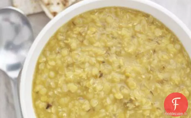 Sopa de lentilha vermelha picante com queijo chapatis
