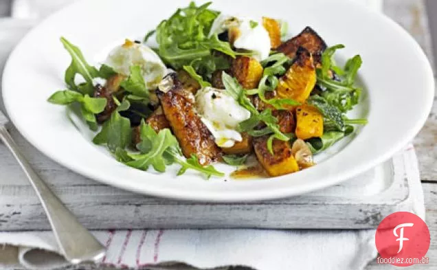 Salada quente de abóbora e rúcula com vinagrete de alho