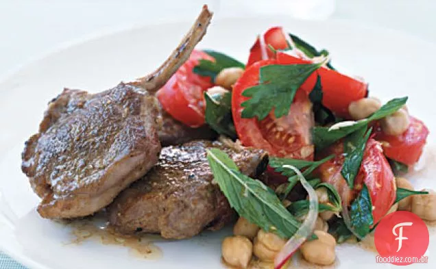 Costeletas de cordeiro temperadas com salada de grão de bico
