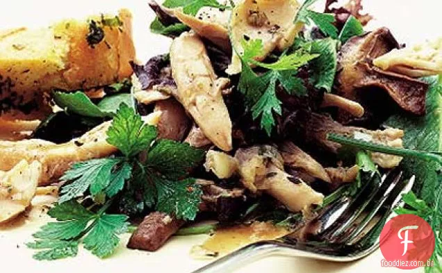 Salada de frango quente com cogumelos de alho