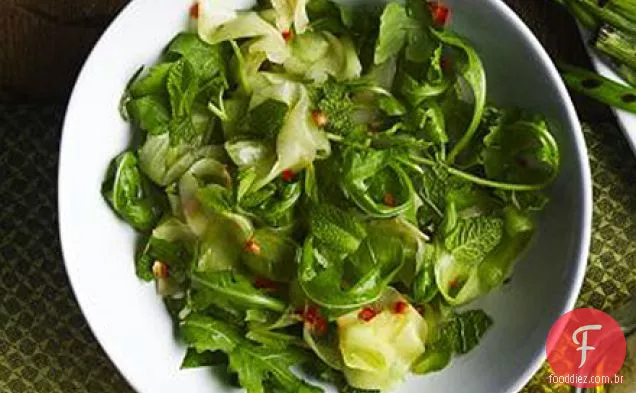 Salada de pepino e coentro temperada