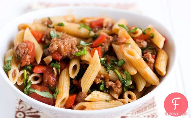 Penne com salsicha picante-molho de tomate