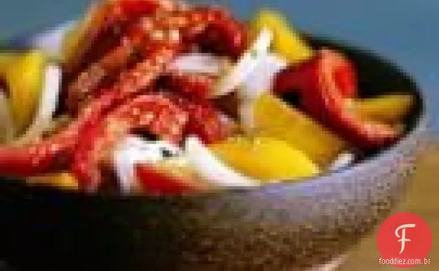 Pimenta Vermelha Grelhada, Cebola Doce E Salada De Tomate