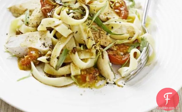 Tagliatelle com frango grelhado e tomate