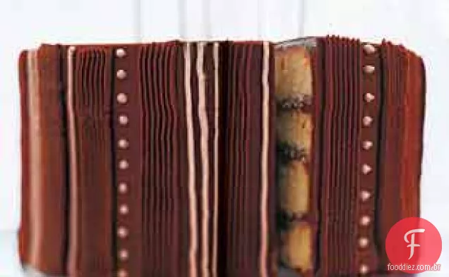 Bolo dourado com cobertura de creme azedo de Chocolate
