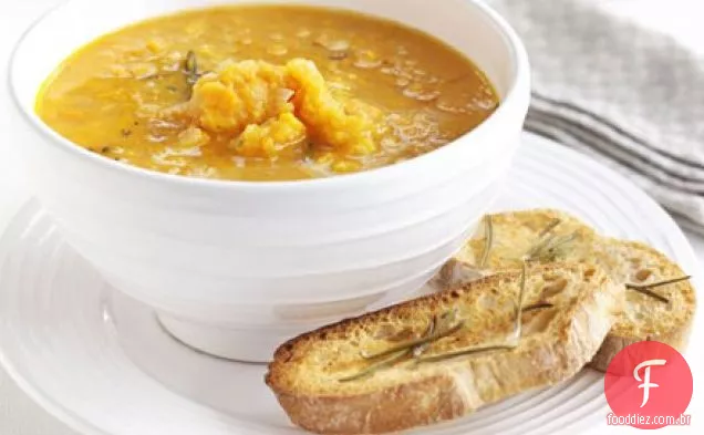 Sopa de batata doce e alecrim com torradas de alho