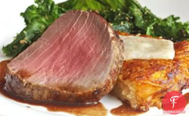Filé assado de carne com chalota e molho de cogumelos