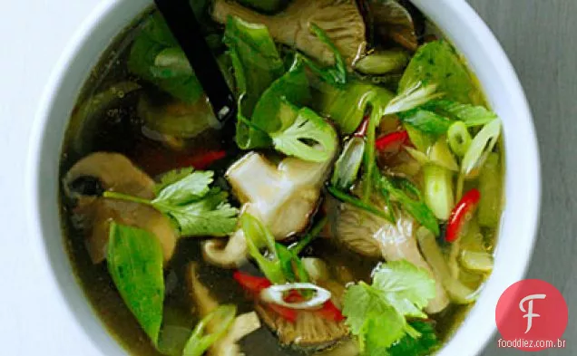 Sopa de cogumelos quentes e azedos com Bok Choy