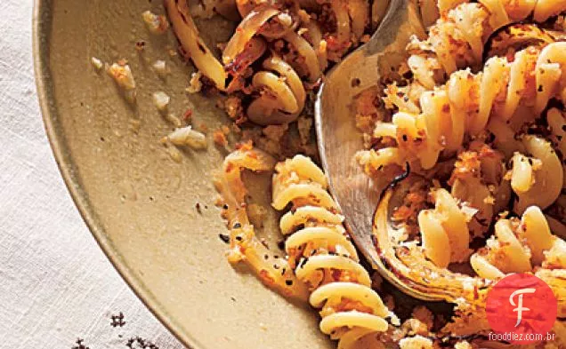 Fusilli com cebolinha caramelizada e vinho branco