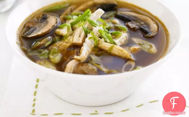 Caldo tailandês de frango e cogumelos