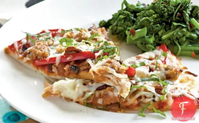 Salsicha, pimenta e pizza de cogumelos