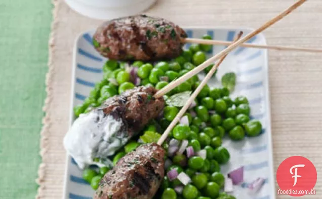 Kebabs de bisonte grelhados sobre ervilhas cunhadas