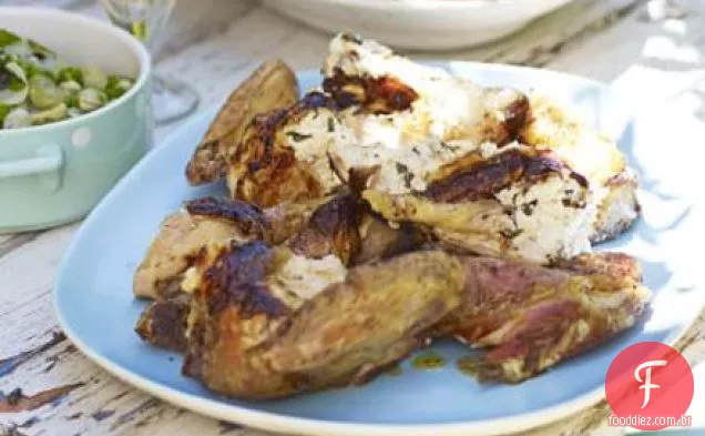 Spatchcocked frango com queijo macio e manjericão