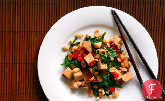 Tofu Tailandês Picante Com Pimentão Vermelho E Amendoim