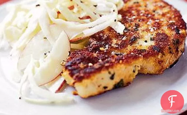 Sálvia crocante e porco Parmesão com salada de repolho de maçã vermelha