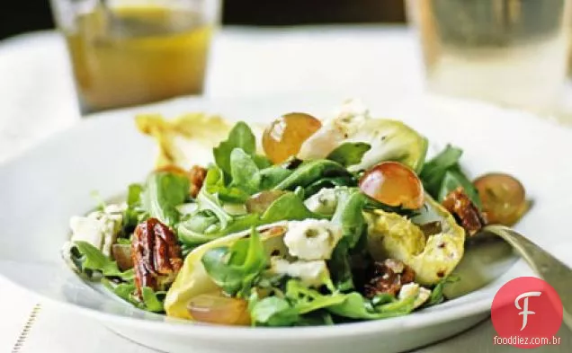 Queijo azul e salada de uva com nozes caramelizadas