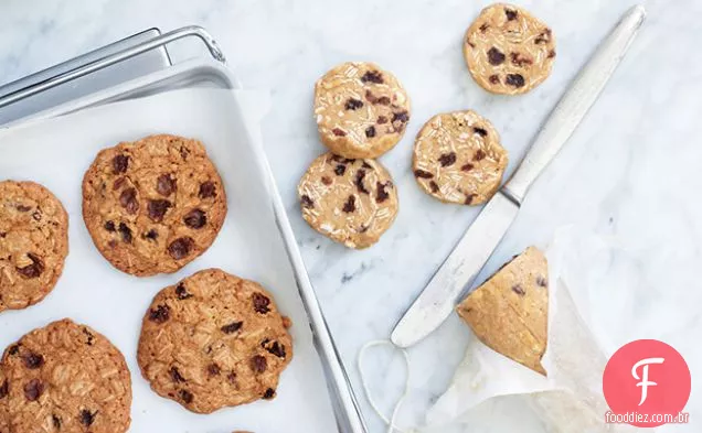 Fatia e assar biscoitos de passas de aveia