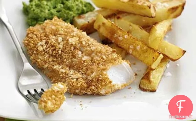 Peixe crocante e batatas fritas com ervilhas moles