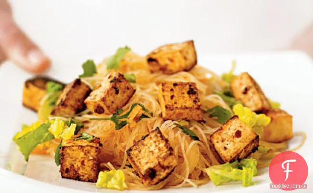 Salada de macarrão tailandês com Tofu Salteado