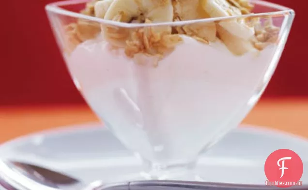 Iogurte de Banana Parfait com cobertura de aveia de bordo