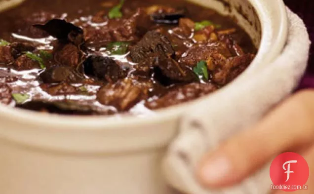 Carne das terras altas com nozes em conserva e tops de massa folhada
