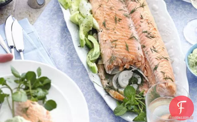 Salmão escalfado com endro e maionese de abacate